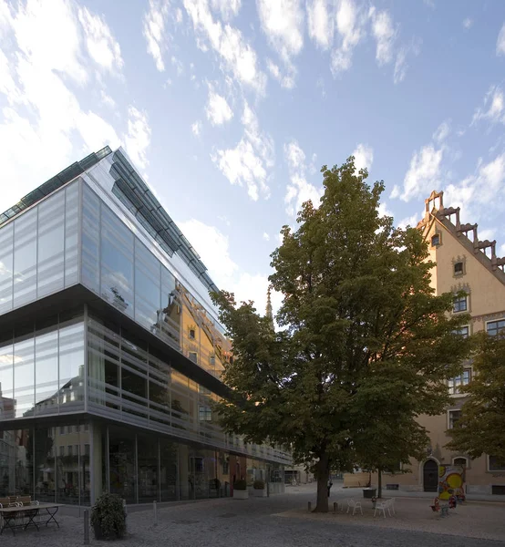 Links New Public Library Right Old Newly Renovated City Hall — стоковое фото