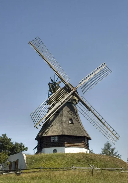 Naturskön Utsikt Över Landskapet Med Väderkvarnsbyggnad — Stockfoto