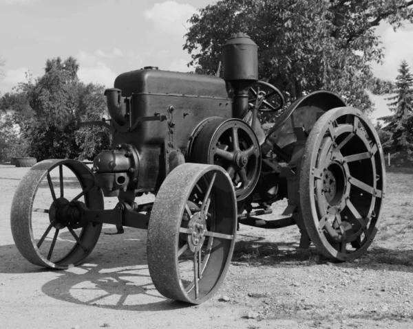 Alter Holzwagen Mit Schwarz Weißen Rädern — Stockfoto