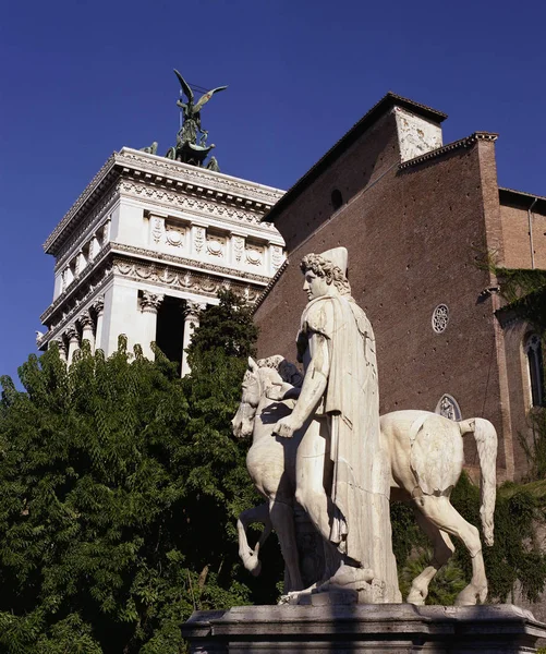 Vid Huvudstaden Rom Bakgrunden Vittoriano Och Kyrkan Santa Maria Aracoeli — Stockfoto