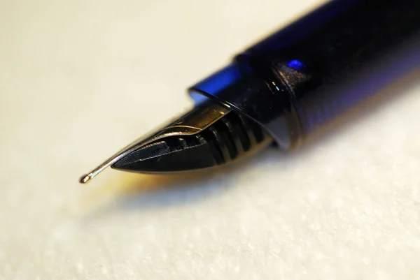 Pluma Sobre Una Mesa Madera —  Fotos de Stock