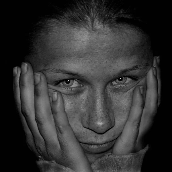 Ung Kvinna Med Händer Ansiktet — Stockfoto