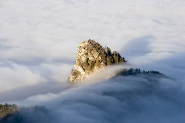 Горный Пейзаж Облаками Голубым Небом — стоковое фото