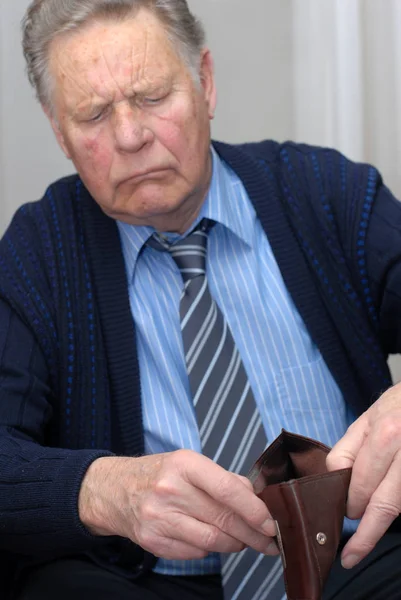 Pensionärer Tittar Tom Plånbok — Stockfoto