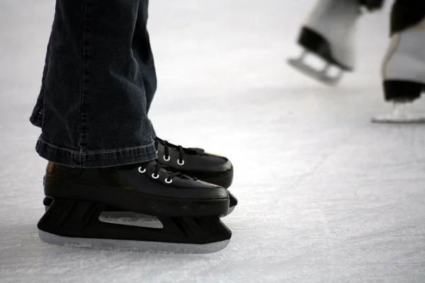 Patineurs Sur Une Surface Glace — Photo