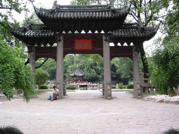 这座城门座落在上海郊区的一个公园里 紧邻五彩缤纷的寺庙 — 图库照片