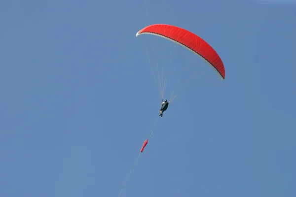 Gleitschirmfliegen Ist Der Freizeit Und Leistungssport — Stockfoto