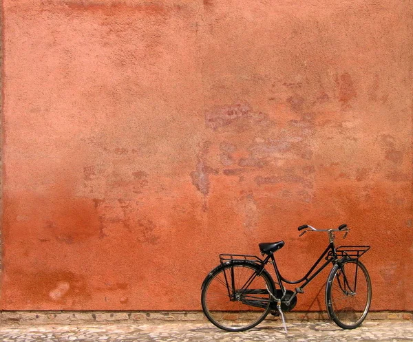 古い壁にはヴィンテージの自転車が — ストック写真