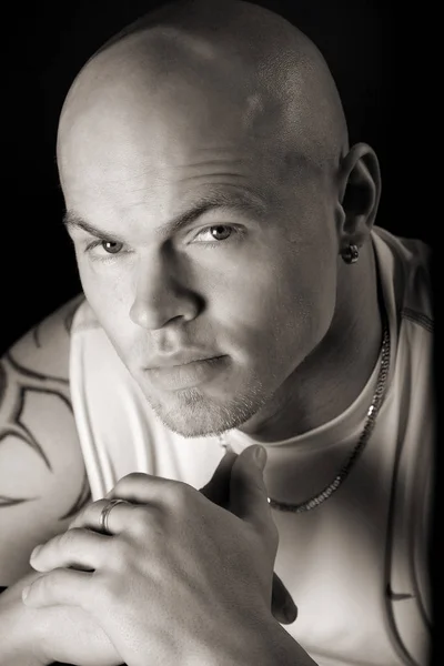 Portret Przystojnego Mężczyzny Brodą Tatuażem Twarzy — Zdjęcie stockowe