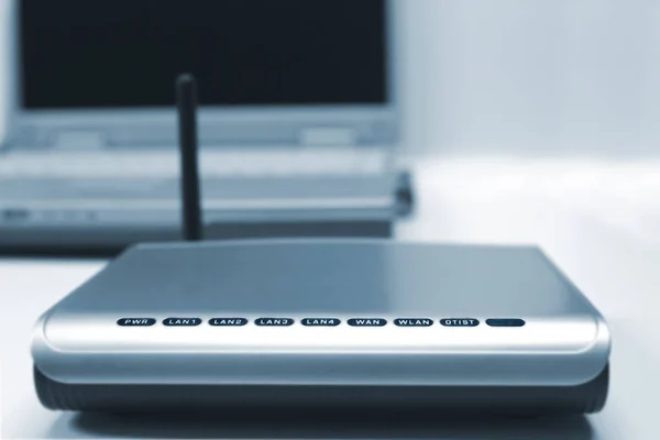 コンピュータキーボードを搭載した現代のワイヤレスルーター — ストック写真