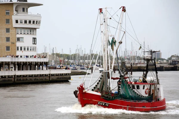 Barca Pesca Fronte Alla Torre Radar Vecchio Amore Cuxhaven — Foto Stock