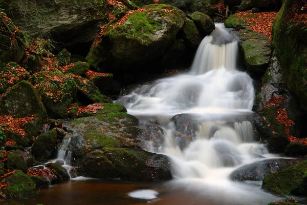 Hermosa Cascada Sobre Fondo Naturaleza — Foto de Stock