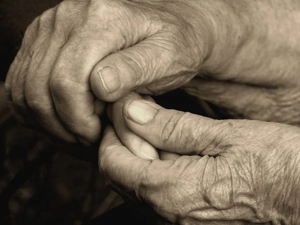 Крупный План Руки Пожилой Женщины — стоковое фото