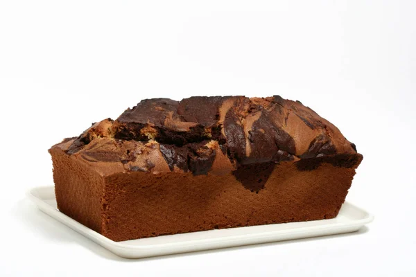 화이트 케이크 접시에 대리석 케이크 — 스톡 사진