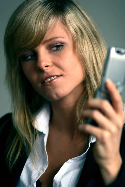 携帯電話を持つ女性 — ストック写真