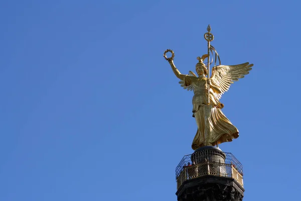 Freiheitsstatue Vor Der Stadt — Stockfoto