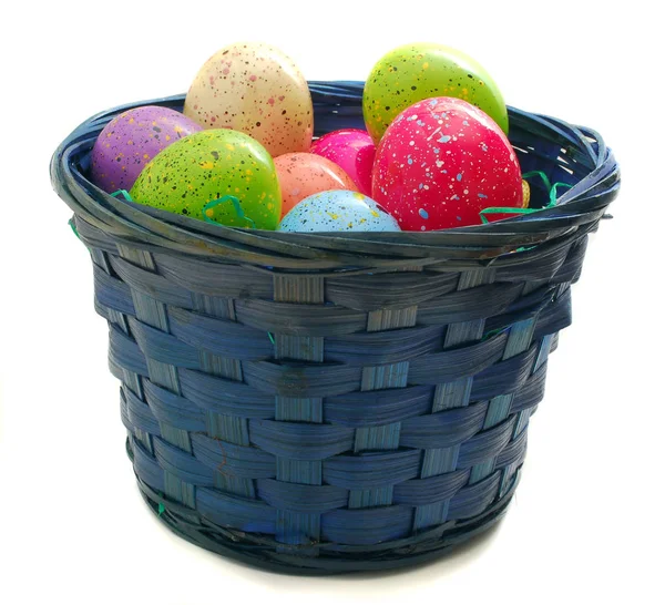 Jaja Wielkanocne Koszyku Izolowanym Białym — Zdjęcie stockowe