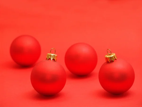 Arrangement Von Christbaumkugeln Auf Weißem Fell — Stockfoto