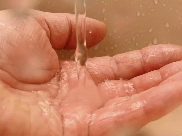 Cerrar Las Manos Femeninas Lavándose Agua —  Fotos de Stock