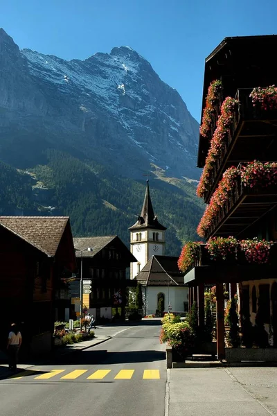 Los Muchos Balcones Con Esplendor Floral Encantan Pueblo Glaciar Grindelwald —  Fotos de Stock