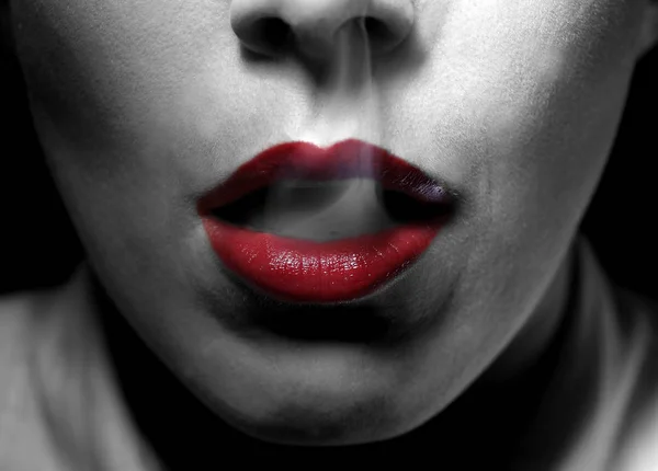 Nahaufnahme Der Lippen Einer Frau Mit Rotem Lippenstift — Stockfoto