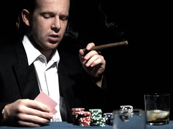 ポーカープレーヤーはチップとカードで遊ぶ — ストック写真
