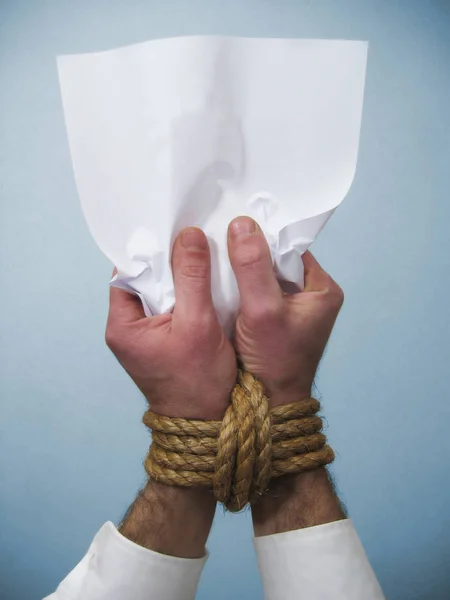 Mãos Segurando Papel Com Uma Corda — Fotografia de Stock