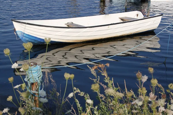 Mavi Denizde Bir Tekne Güzel Bir Arka Plan — Stok fotoğraf