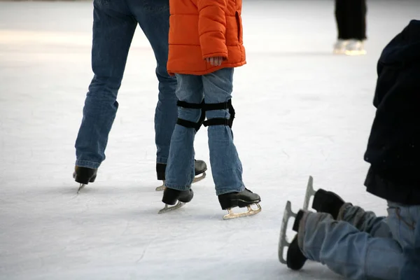 Tiro Con Cuerdas Hombres Mujeres Que Caminan Por Pista Patinaje — Foto de Stock