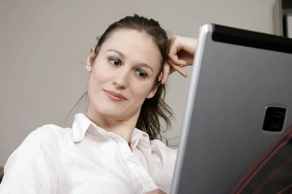 Dizüstü Bilgisayarı Kuluçkası Olan Bir Kadın — Stok fotoğraf