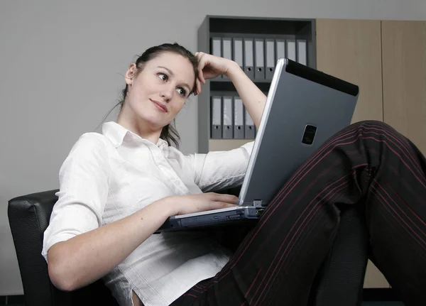 Mulher Senta Com Computador Pensa — Fotografia de Stock