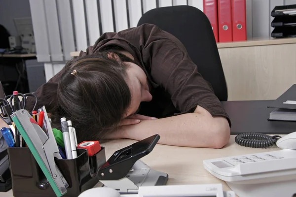 Stanca Giovane Donna Carica — Foto Stock