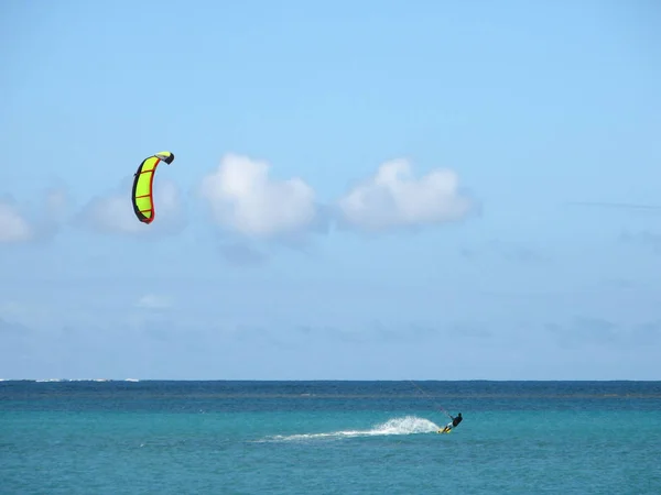 Surfista Con Tavola Surf Spiaggia — Foto Stock