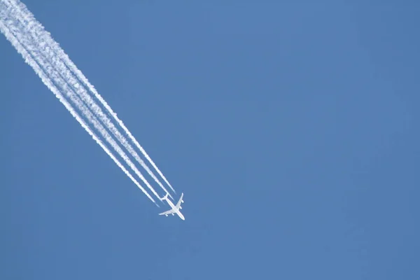 空を飛ぶ飛行機は — ストック写真