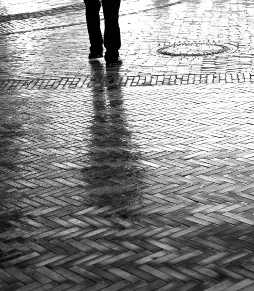 Pedestre Atravessando Cidade — Fotografia de Stock