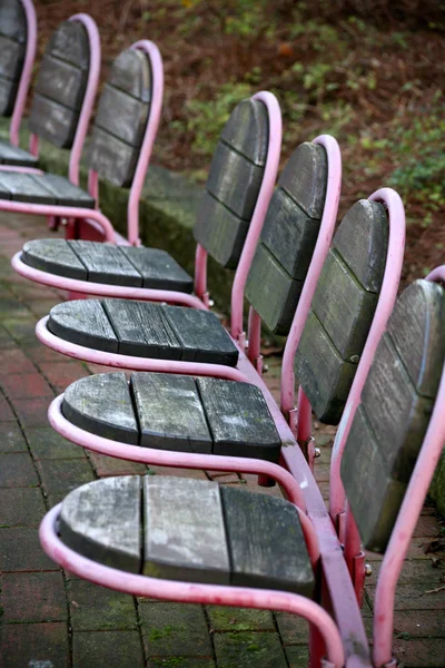 Cadeiras Madeira Com Cadeira Rodas Parque — Fotografia de Stock