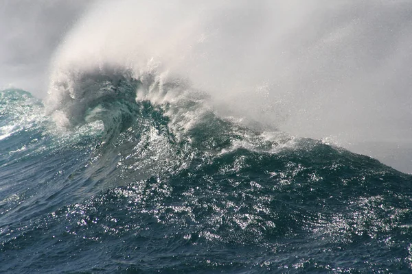 Onda Onde Marine Che Infrangono Sulle Rocce — Foto Stock