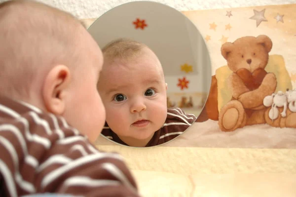 Bonito Bebê Menino Com Ursinho Pelúcia — Fotografia de Stock