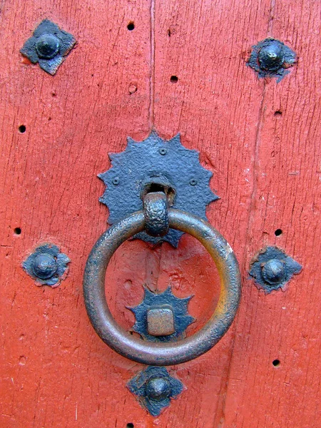 Velha Porta Metal Enferrujado Com Uma Fechadura — Fotografia de Stock