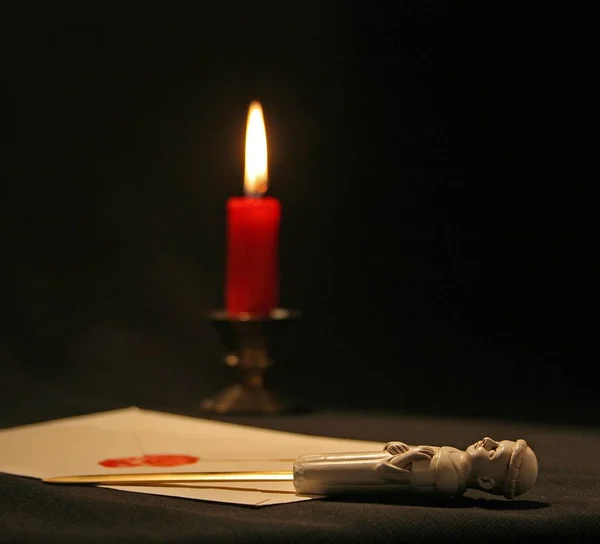 木制桌子上的老蜡烛 — 图库照片