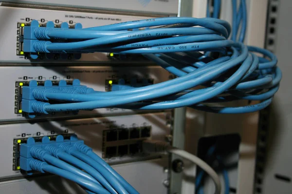 Cables Red Conectados Los Servidores Centro Datos — Foto de Stock