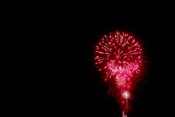 夜空に花火大会やお祭りのお祝い — ストック写真