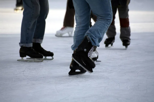 在溜冰场上滑冰 — 图库照片