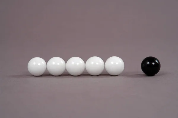 Weiße Und Schwarze Perlen Auf Grauem Hintergrund — Stockfoto