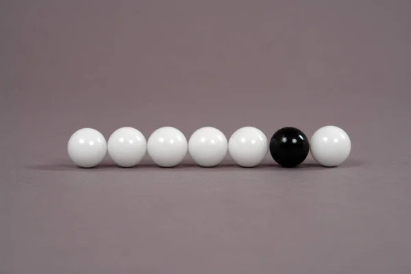 Perles Blanches Noires Sur Fond Gris — Photo