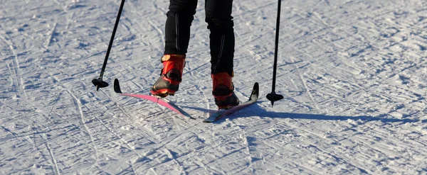 Kışın Kayak Botlu Bayan Kayakçı — Stok fotoğraf
