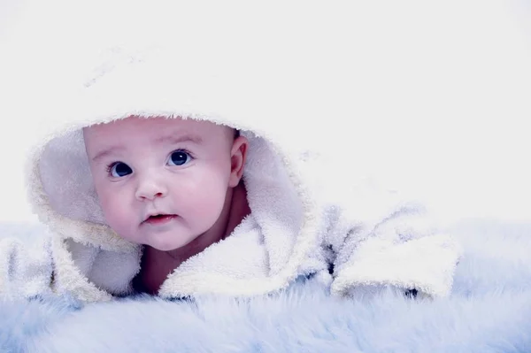 Adorable Bébé Fille Chapeau Hiver Avec Boule Noël — Photo