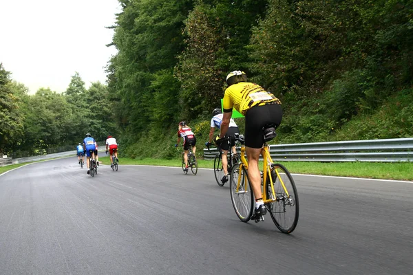 Deux Cyclistes Vélo Dans Parc — Photo