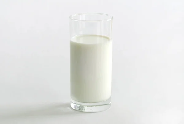 Glas Milch Auf Weißem Hintergrund — Stockfoto