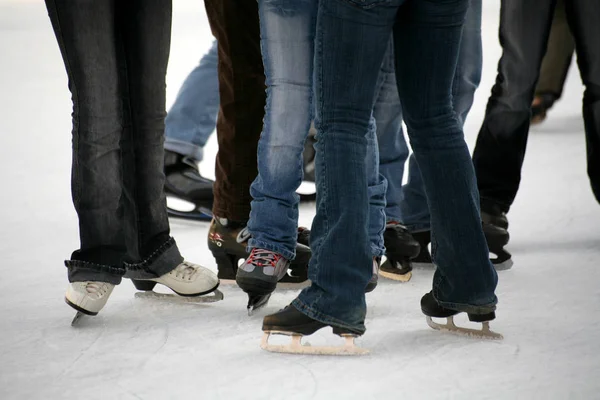 Kış Botları Giymiş Çiftlerin Bacaklarına Yakın Çekim — Stok fotoğraf
